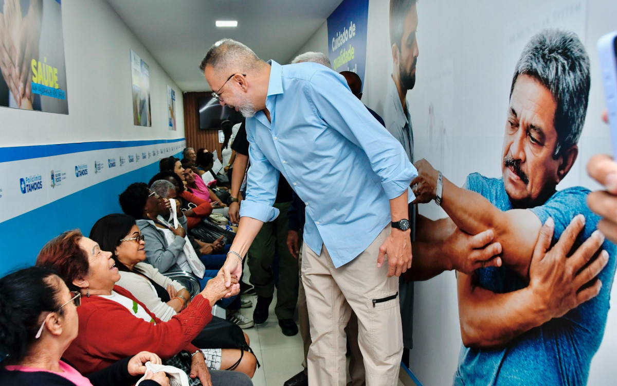 Além de percorrer a Policlínica Tamoios, o prefeito Márcio Canella ouviu as demandas das pessoas
