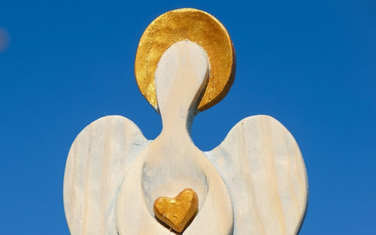 Os anjos da guarda s&atilde;o considerados guardi&otilde;es celestiais que acompanham e protegem as pessoas ao longo da vida (Imagem: Ganna Zelinska | Shutterstock) 