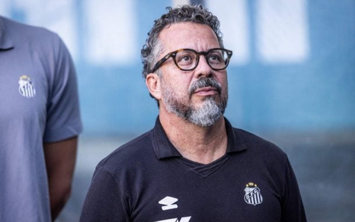 Cl&eacute;ber Xavier aponta evolu&ccedil;&otilde;es no Santos e n&atilde;o foge do assunto rebaixamento: ‘Essa &eacute; a realidade’