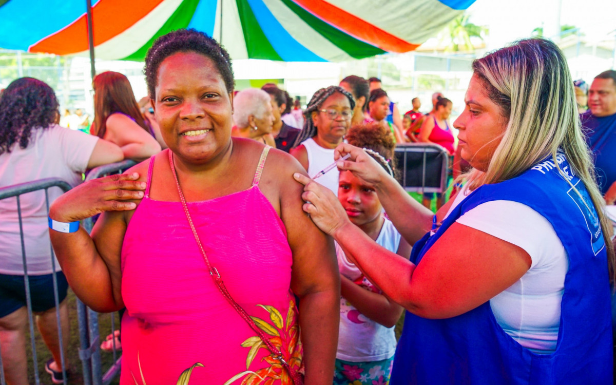 A moradora Edileine Rodrigues esteve presente com a filha Maria Luísa para atualizar a caderneta de vacinação
