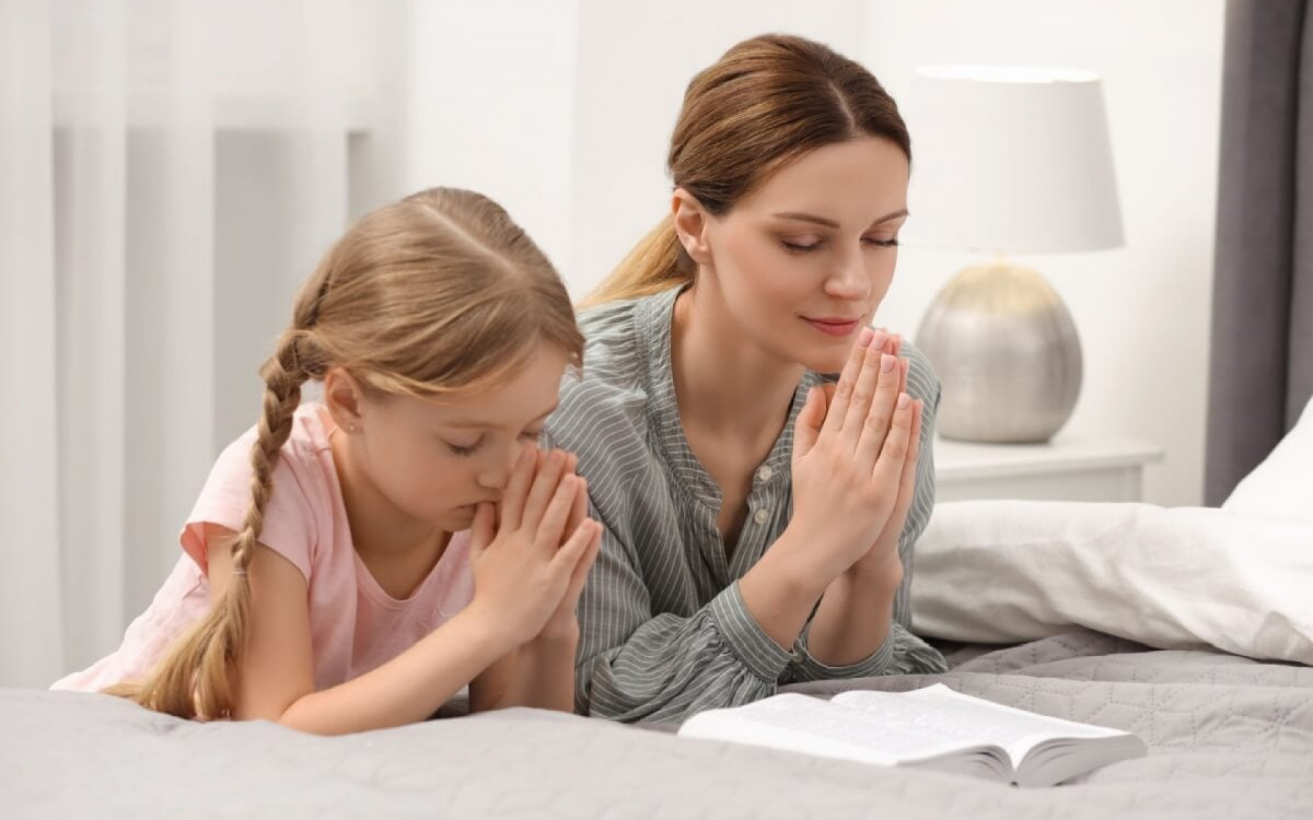 As ora&ccedil;&otilde;es podem ajudar a transmitir bons sentimentos &agrave;s m&atilde;es (Imagem: New Africa | Shutterstock)