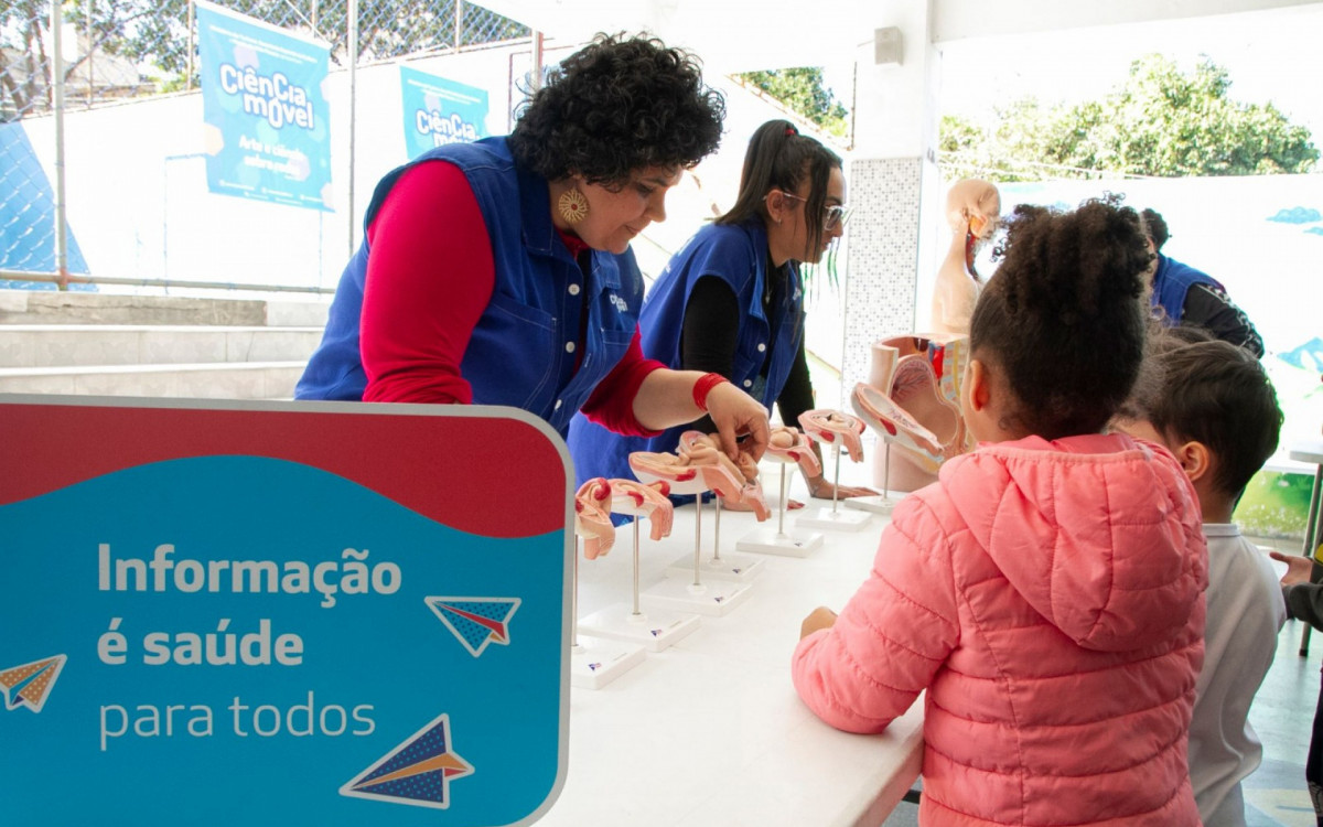 A iniciativa tem como objetivo democratizar o acesso à ciência e estimular a curiosidade científica entre crianças, jovens e adultos