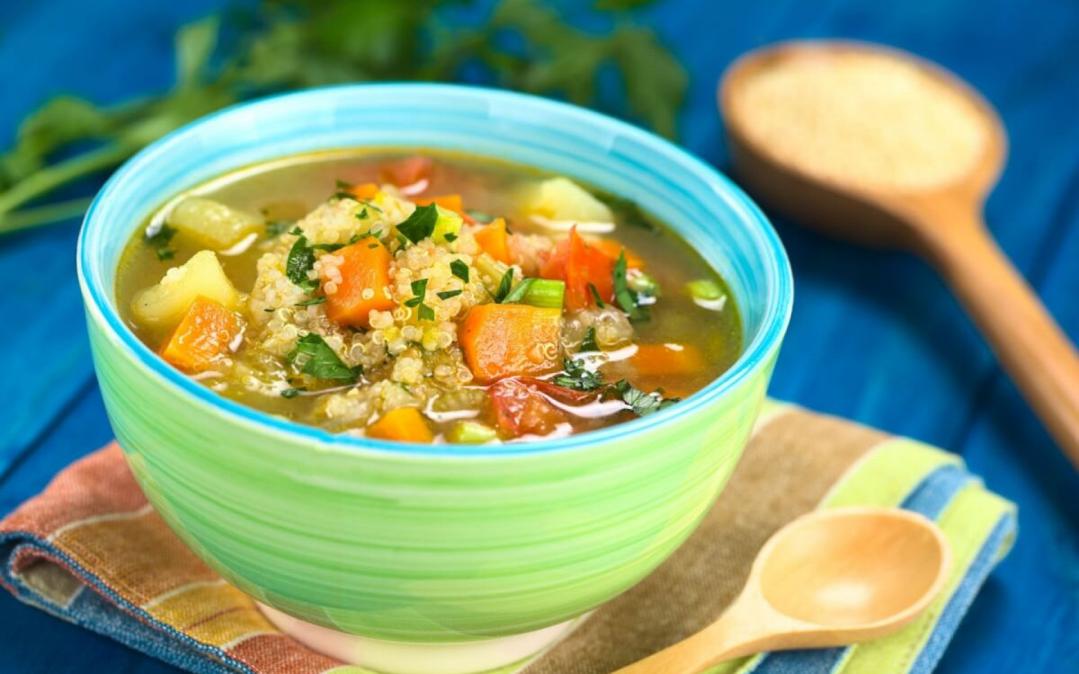 Sopa de quinoa com legumes (Imagem: Ildi Papp | Shutterstock)