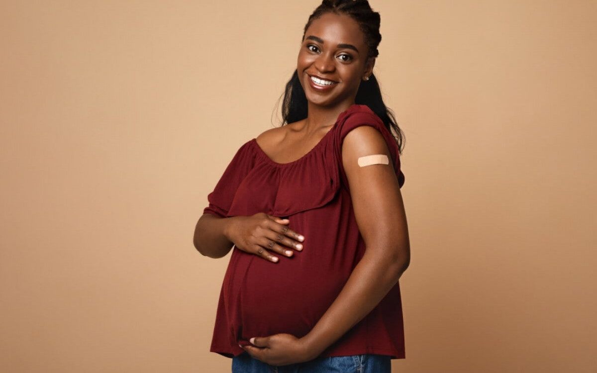 A vacina&ccedil;&atilde;o protege a m&atilde;e e o beb&ecirc; (Imagem: Prostock-studio | Shutterstock) 