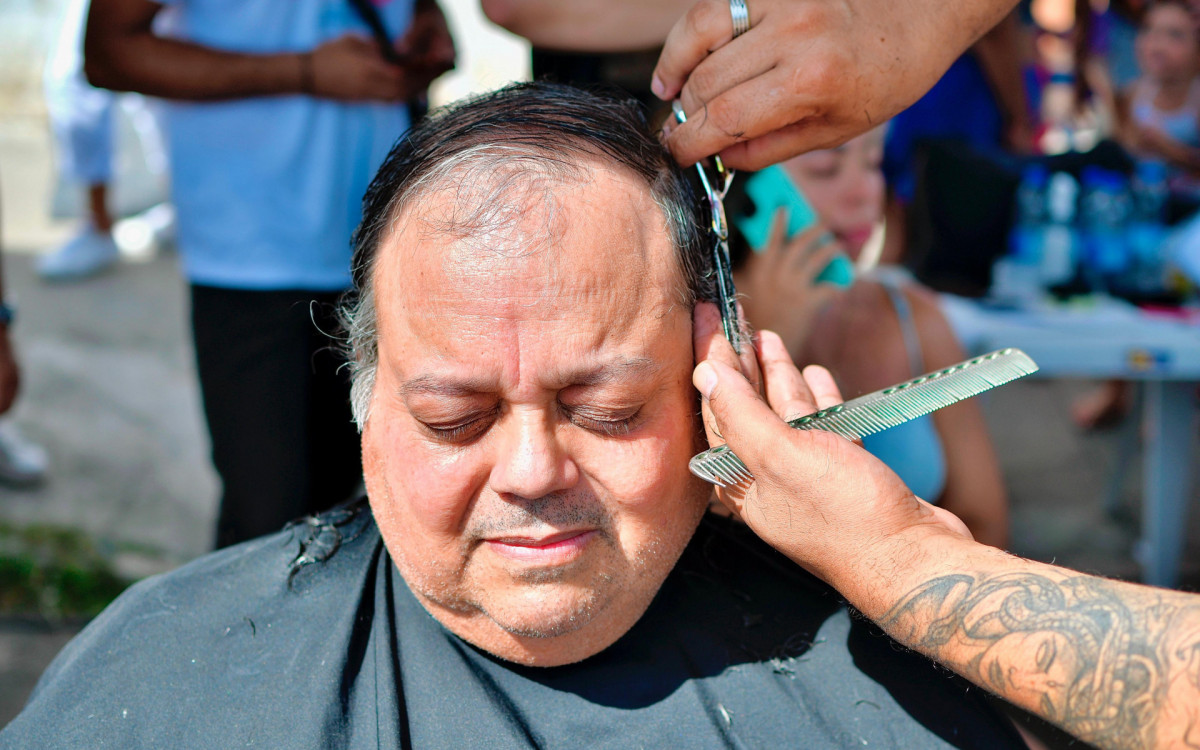 O aposentado Gustavo Gonçalves Junior aproveitou para cortar o cabelo na ação social