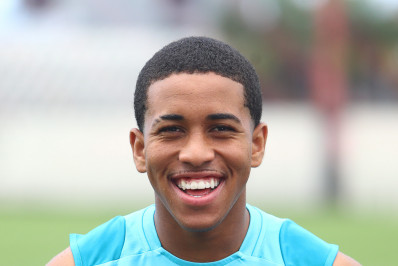 Flamengo acerta renovação de Joshua por cinco temporadas