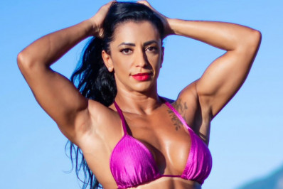 Bela do Flamengo faz sucesso no pole dance com uma média de 50 apresentações por mês 