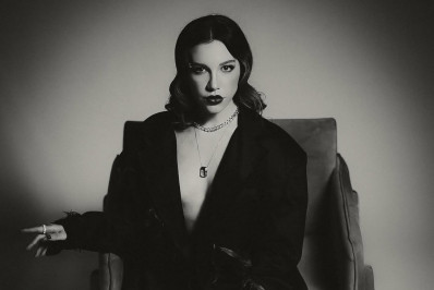 Priscilla sensualiza em clique usando blazer decotado