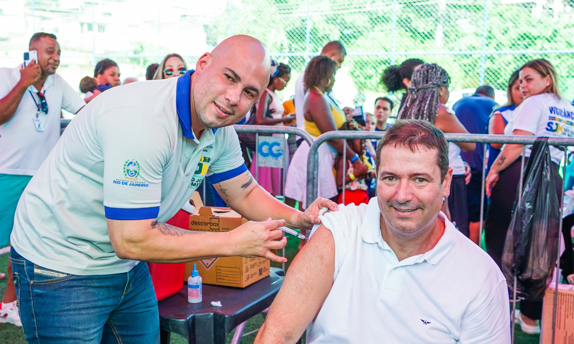 Carlos Neto (Secret&aacute;rio de Sa&uacute;de) vacinou o prefeito L&eacute;o Vieira contra a gripe - Gilberto Rocha