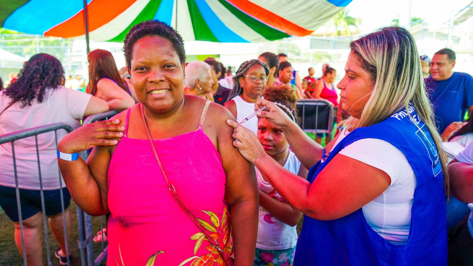 A moradora Edileine Rodrigues esteve presente com a filha Maria Lu&iacute;sa para atualizar a caderneta de vacina&ccedil;&atilde;o - Gilberto Rocha