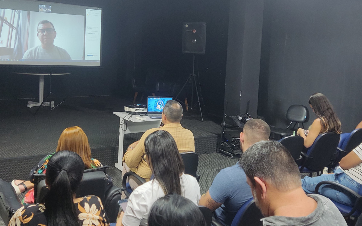 O palestrante Becchara Miranda compartilhou conhecimentos fundamentais sobre a estrutura do plano de assistência social