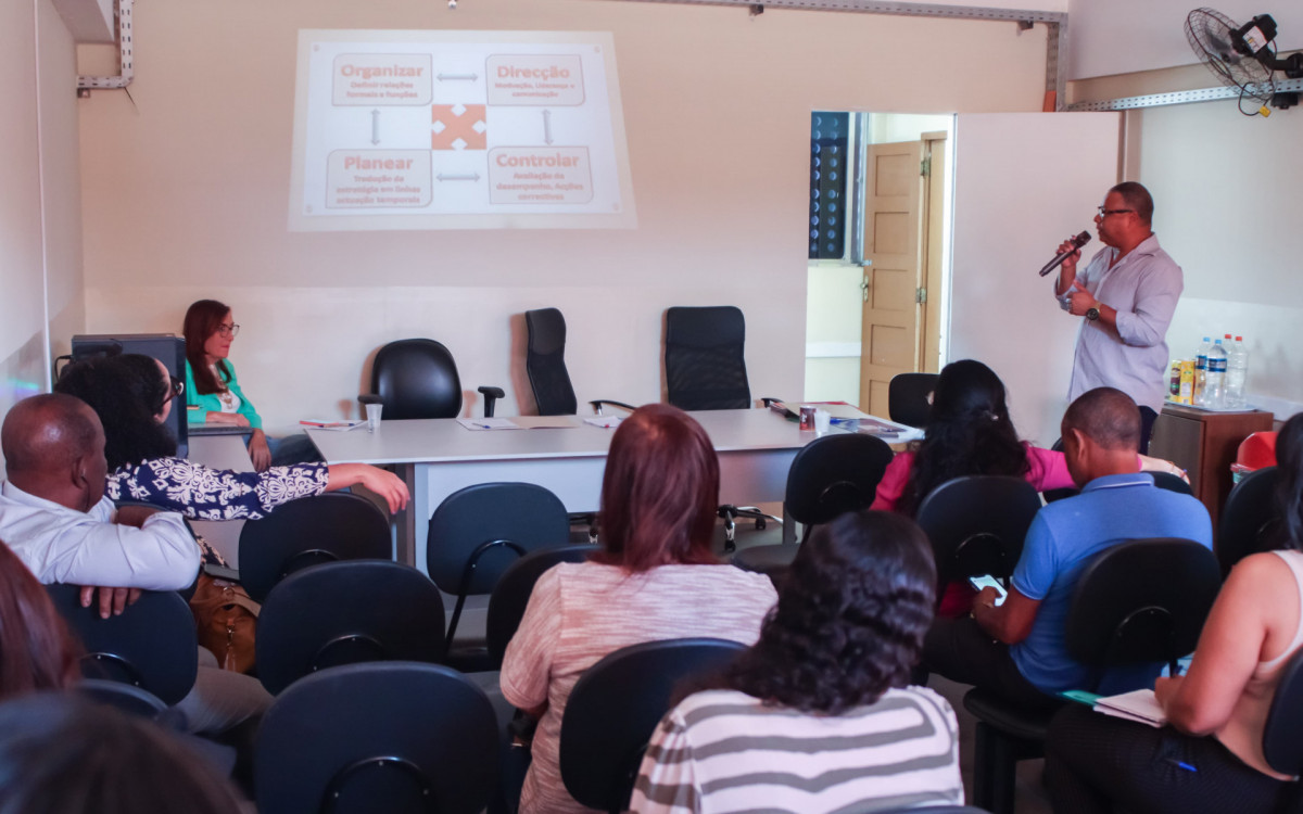 A palestra tratou de diversos temas, incluindo gestão pública e legislação do SUS