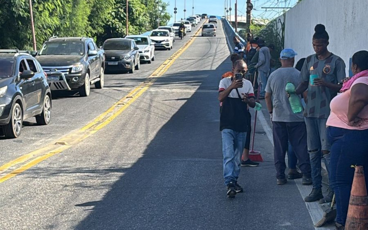 O viaduto Carlos Pantera (viaduto da Bayer) recebeu o mutirão e limpeza
