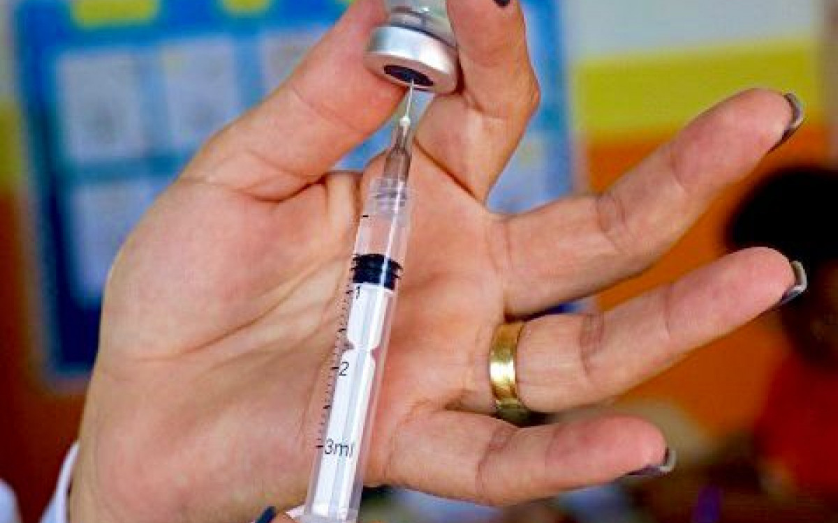 A vacina tríplice viral protege contra sarampo, caxumba e rubéola