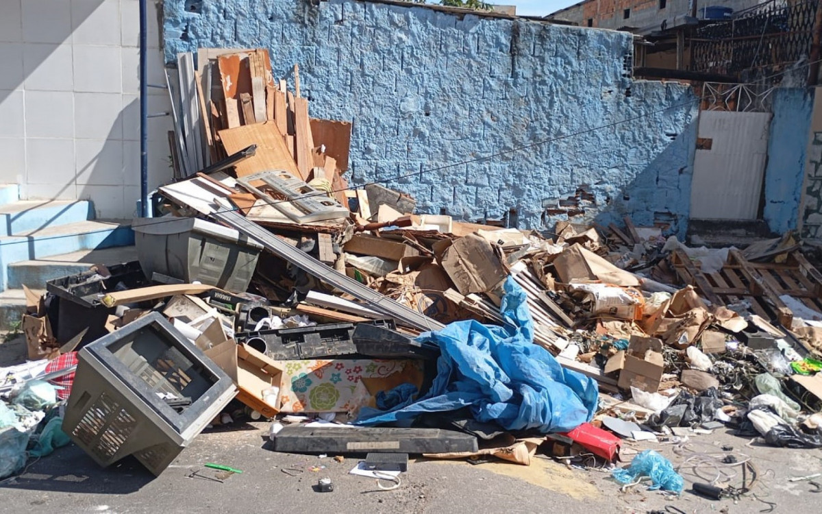 Na Rua Márcia, no bairro Prata, a Prefeitura recolheu o lixo que estava espalhado