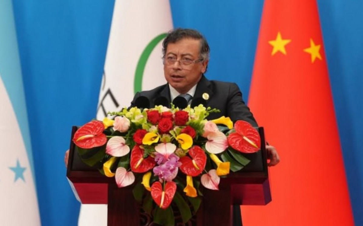 Militar morre carbonizado em ônibus após ataque de guerrilha na Colômbia