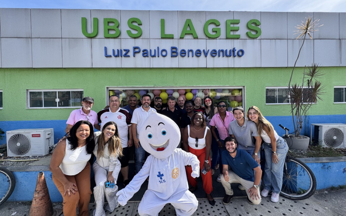 Equipe da Secretaria de Saúde com o mascote na UBS Lages