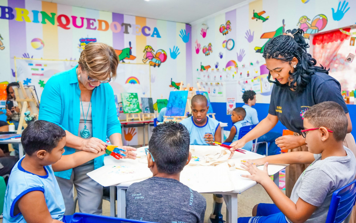 os alunos pintaram telas com os olhos vendados, simulando a condição de pessoas com deficiência visual