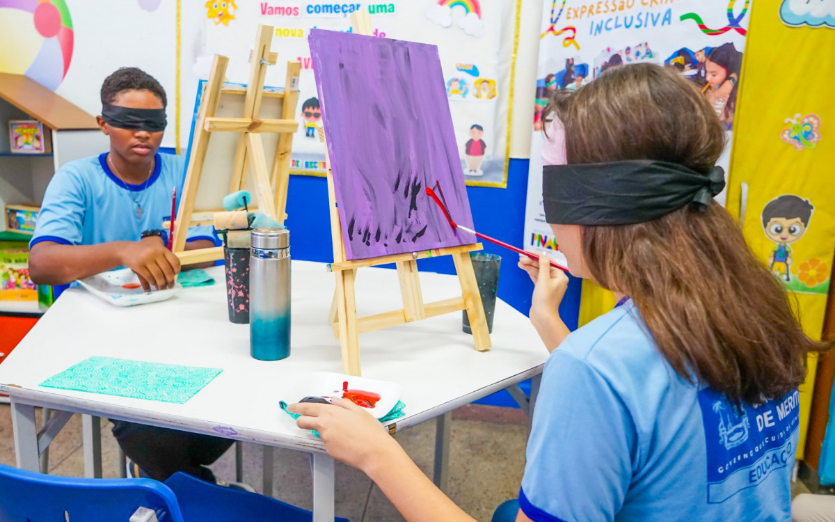 O aluno de 15 anos, Kauan Portella, vivenciou a experiência de pintar com os olhos vendados