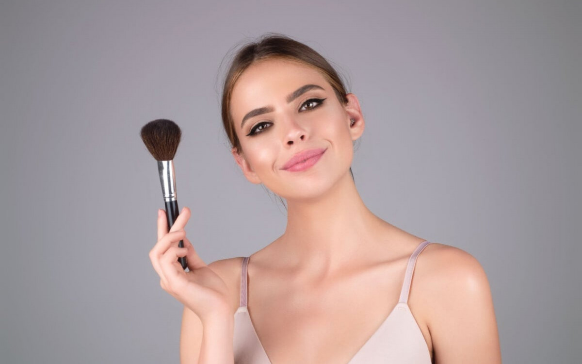 O pincel certo faz a maquiagem ficar mais bonita (Imagem: Volodymyr TVERDOKHLIB | Shutterstock)