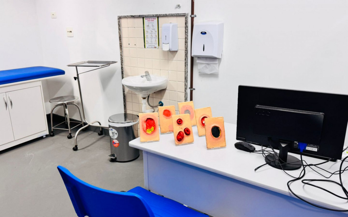 Com uma equipe multiprofissional composta por gastroenterologista, enfermeiro, psicólogo, assistente social e nutricionista, o serviço visa oferecer suporte integral aos pacientes