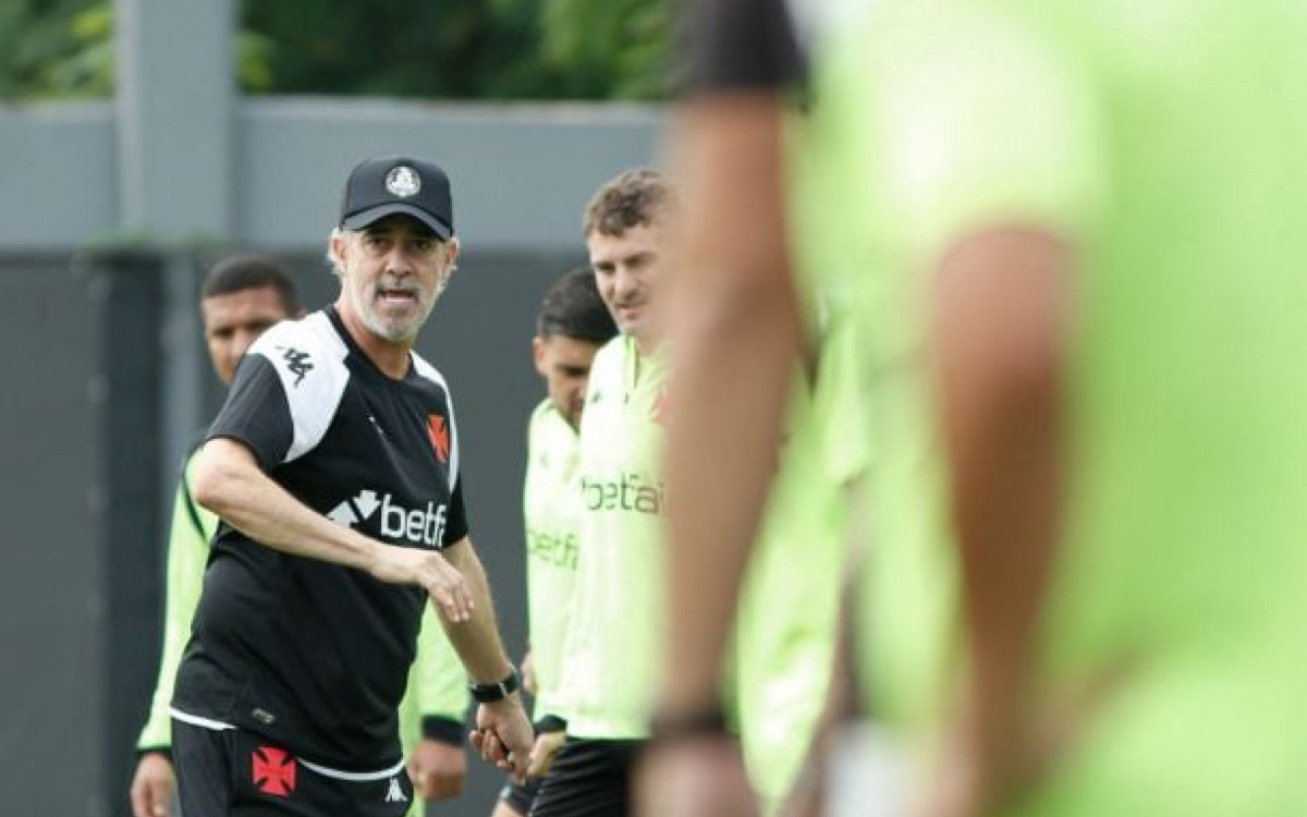 Seis jogos em 18 dias: Vasco ter&aacute; maratona com Fernando Diniz