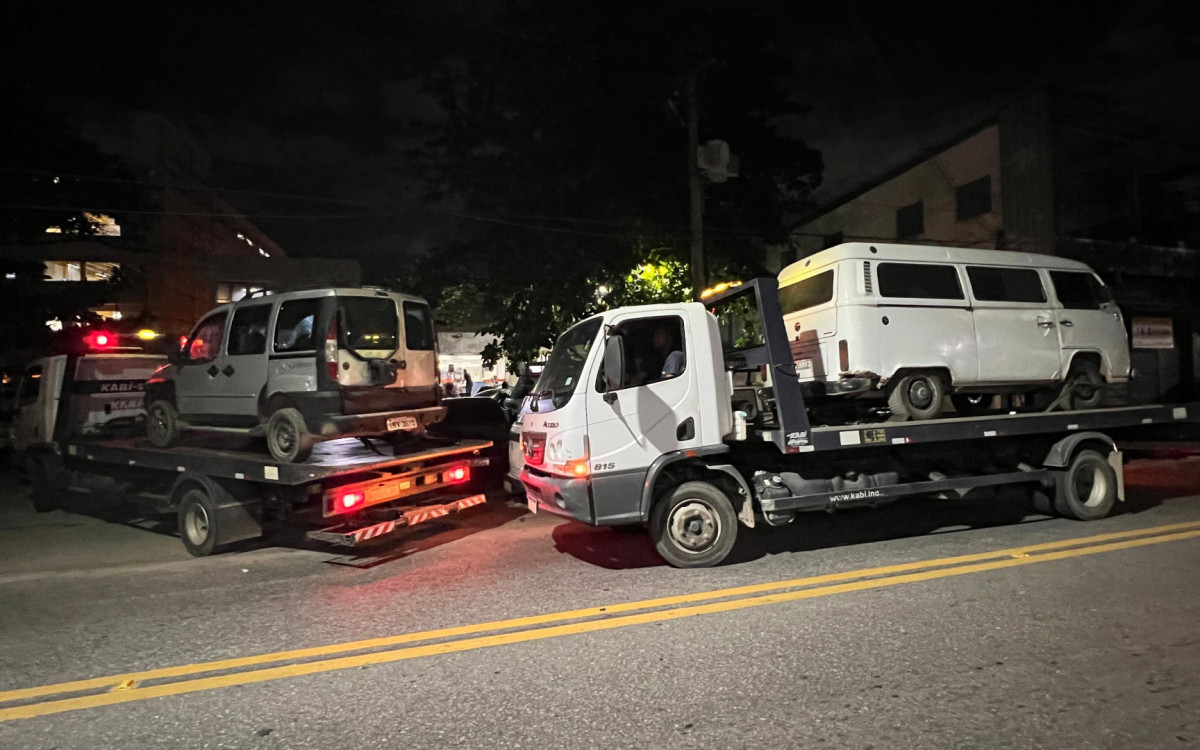 Os veículos apreendidos na chegada à 54ª DP para o registro da ocorrência