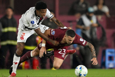 Na estreia de Diniz, Vasco perde para o Lanús e fica sem chances de classificação direta na Sul-Americana