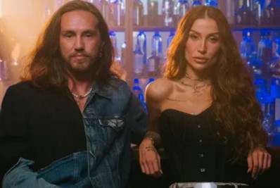 Vitor Kley e Bianca Andrade dão beijão em novo audiovisual