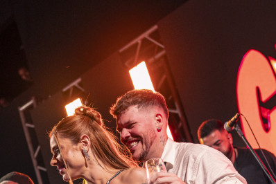 Thaís Vasconcellos dança coladinha com Ferrugem em festa de aniversário