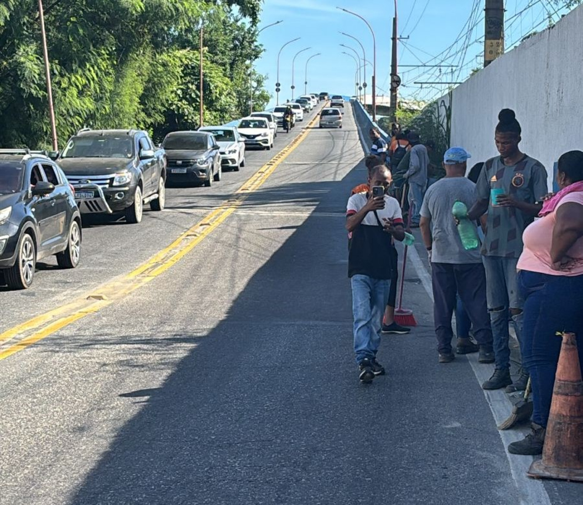 O viaduto Carlos Pantera (viaduto da Bayer) recebeu o mutir&atilde;o e limpeza - Divulga&ccedil;&atilde;o / PMBR
