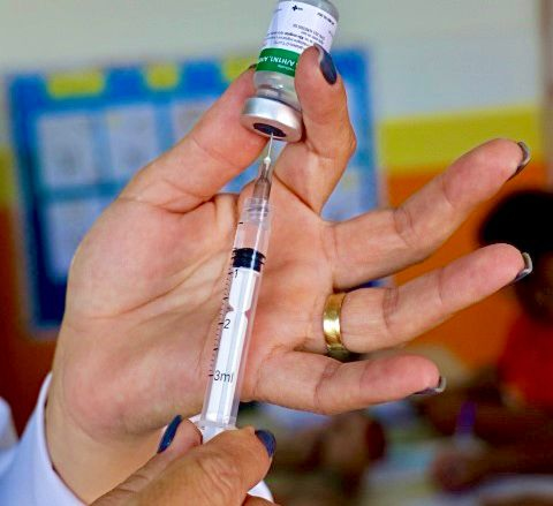 A vacina tr&iacute;plice viral protege contra sarampo, caxumba e rub&eacute;ola - Jeovani Campos / PMBR