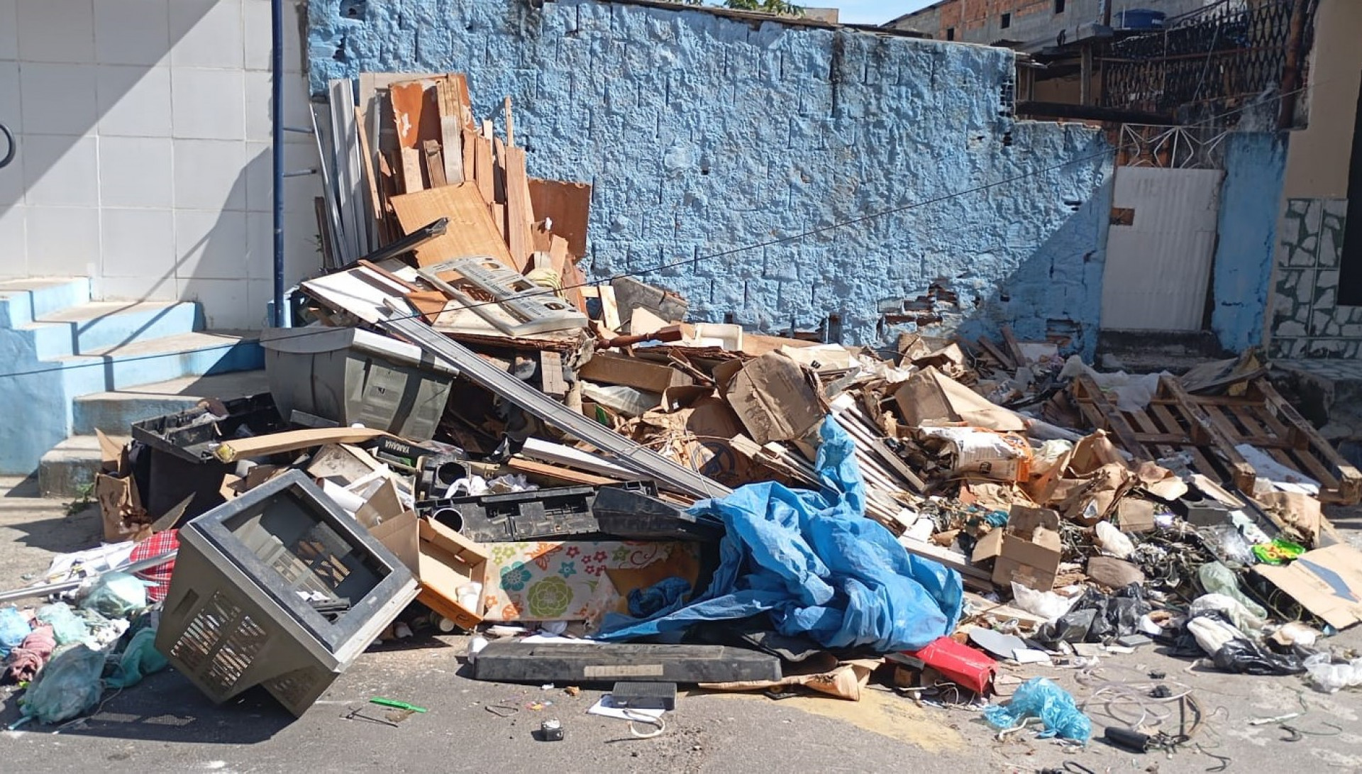 Na Rua M&aacute;rcia, no bairro Prata, a Prefeitura recolheu o lixo que estava espalhado - Divulga&ccedil;&atilde;o / PMBR