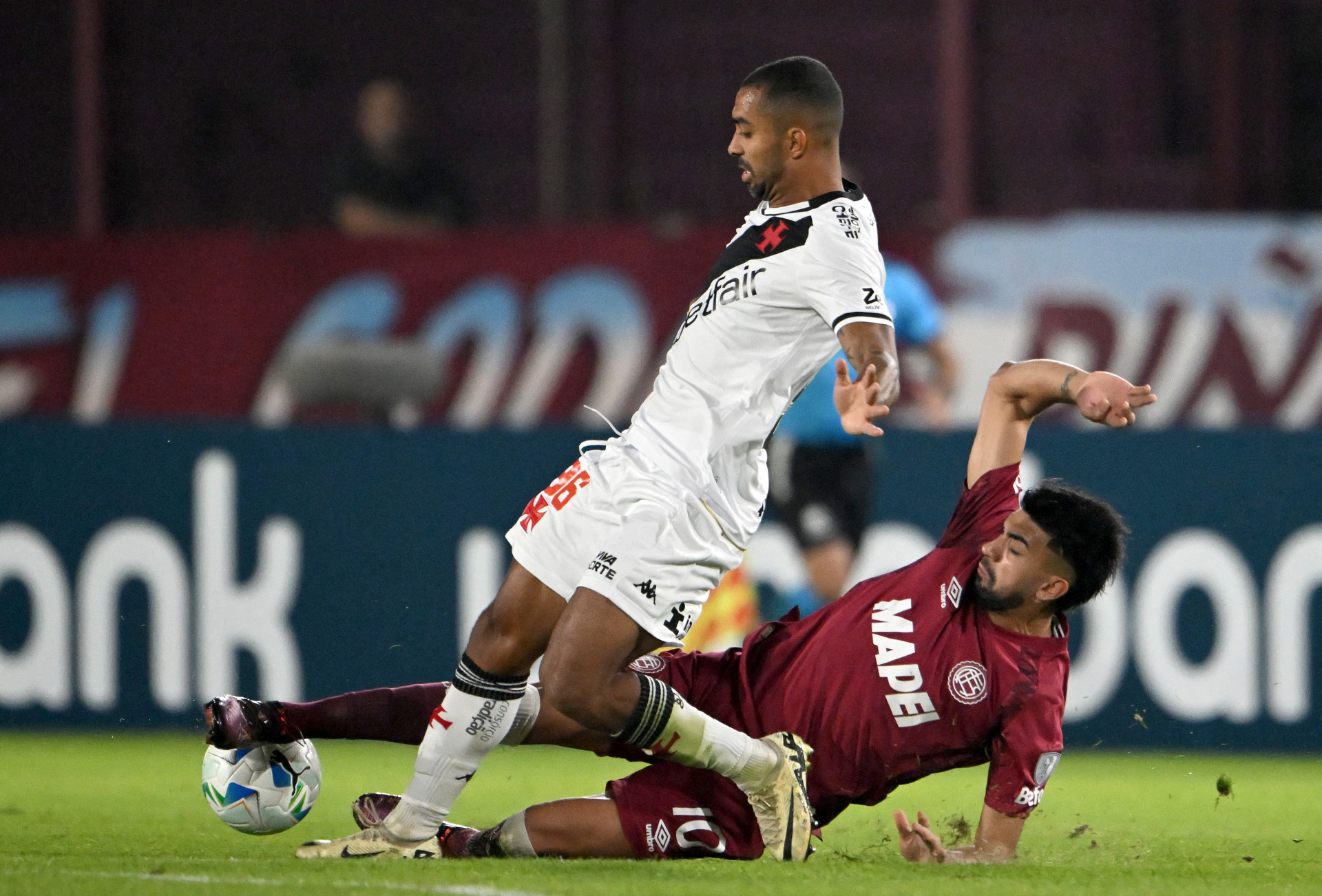 Vasco perdeu para o Lan&uacute;s na Sul-Americana - Luis Robayo / AFP
