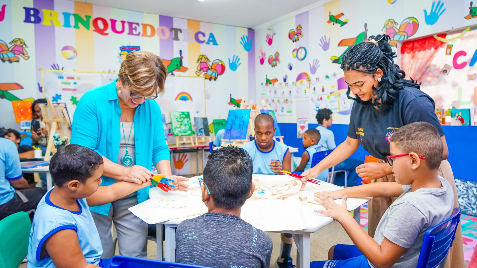 os alunos pintaram telas com os olhos vendados, simulando a condi&ccedil;&atilde;o de pessoas com defici&ecirc;ncia visual - Gilberto Rocha/ PMSJM