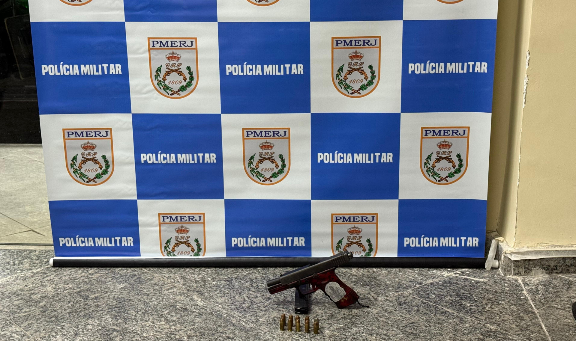 Uma pistola e munições foram apreendidos com o suspeito preso - Reprodução/Redes