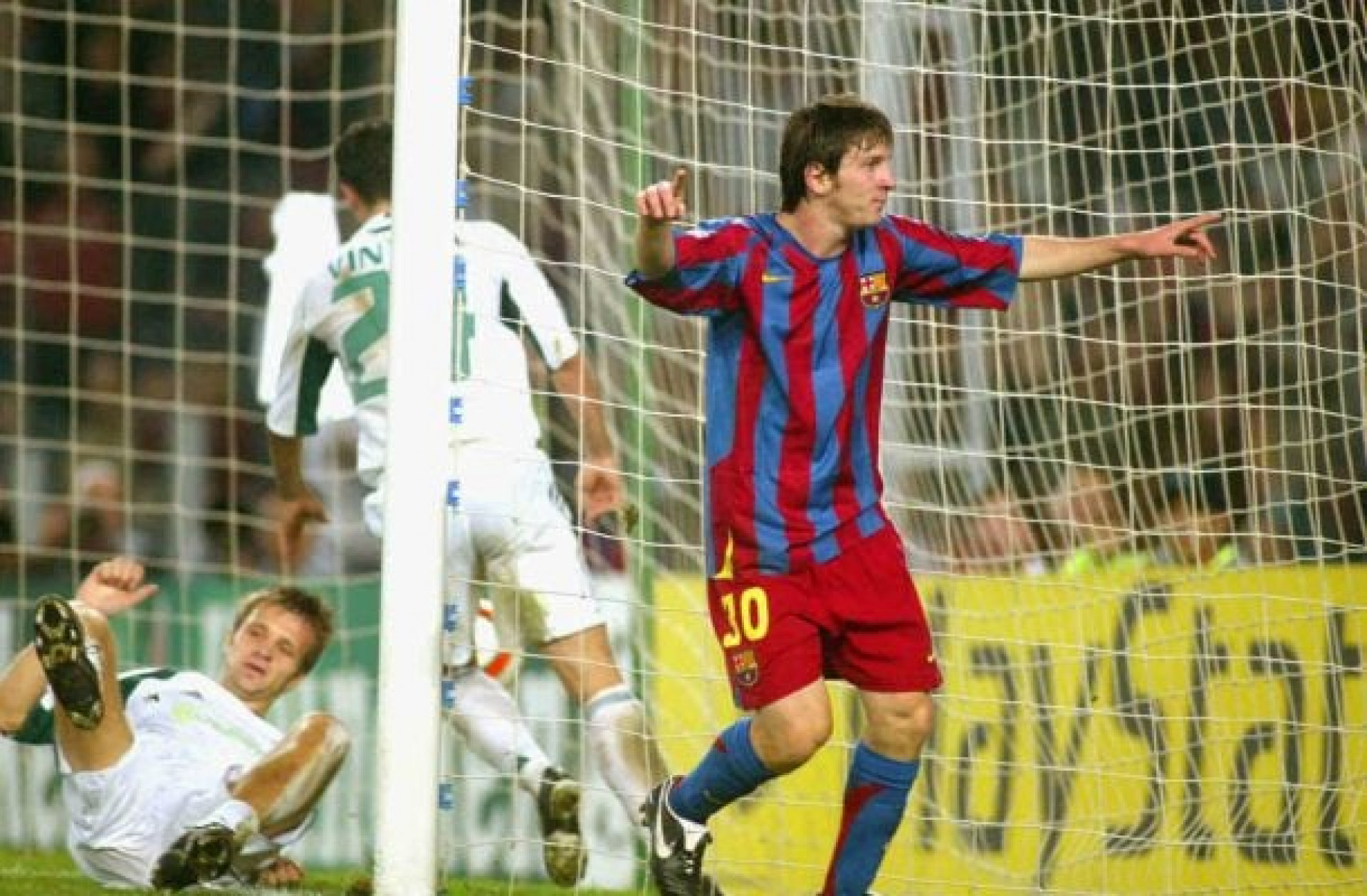 Primeiro título de Messi com o Barcelona completa 20 anos