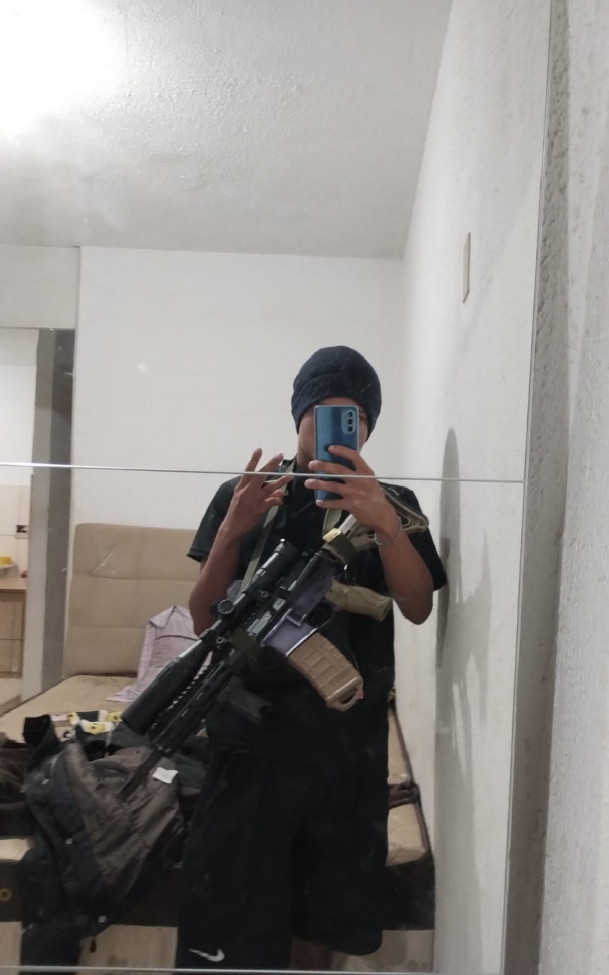 Caio Agripino Quadra, o Menor Mega, ostentava fotos de fuzis nas redes sociais - Divulgação