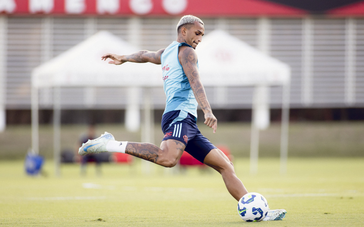 Wesley em treino do Flamengo