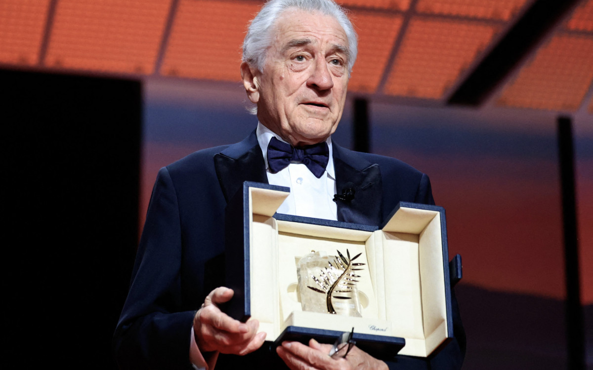 Ator norte-americano Robert De Niro recebeu a Palma de Ouro Honorária, em Cannes - AFP