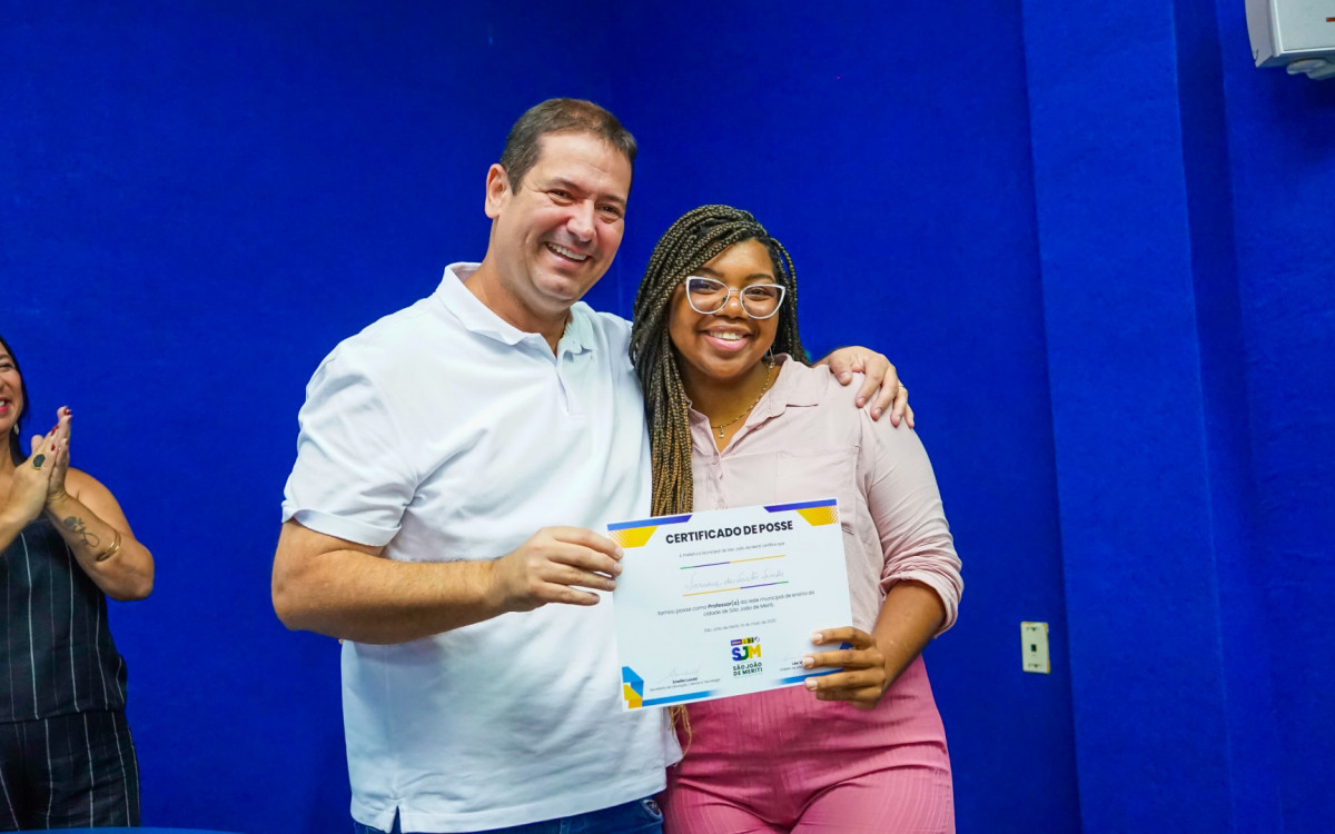 O prefeito Léo Vieira e a professora Tarciane Simões durante a cerimônia de posse dos novos servidores da educação