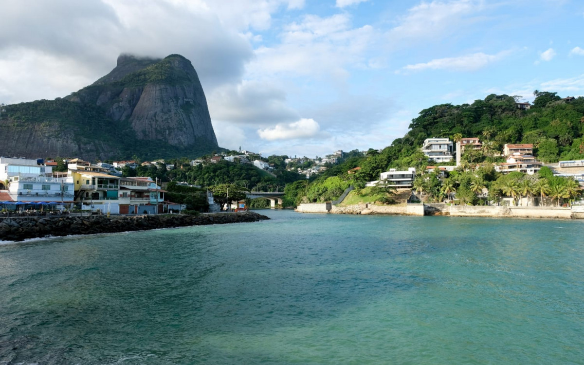 Mancha avistada no Canal da Joatinga, na altura do Quebra-Mar