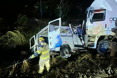 Colisão entre carreta e van deixa nove mortos em Minas Gerais