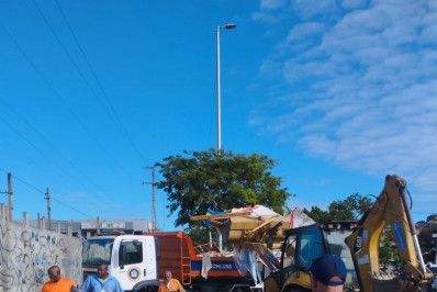 Ação na Mangueira tem apreensão e descarte de 12 toneladas de entulhos