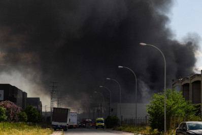 Incêndio deixa dois feridos e milhares moradores do sul da Espanha isolados