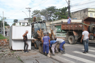 Posturas remove trailers irregulares no bairro Raul Veiga