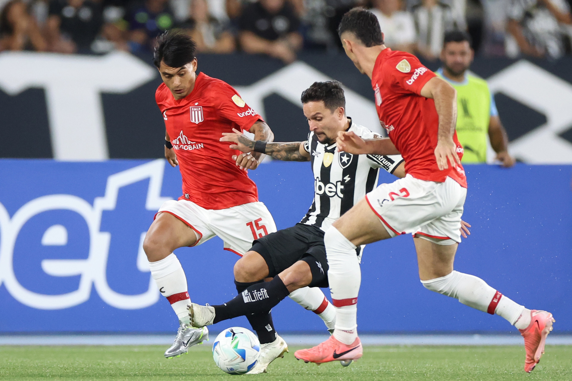 Artur em ação durante Botafogo x Estudiantes - Vitor Silva/Botafogo