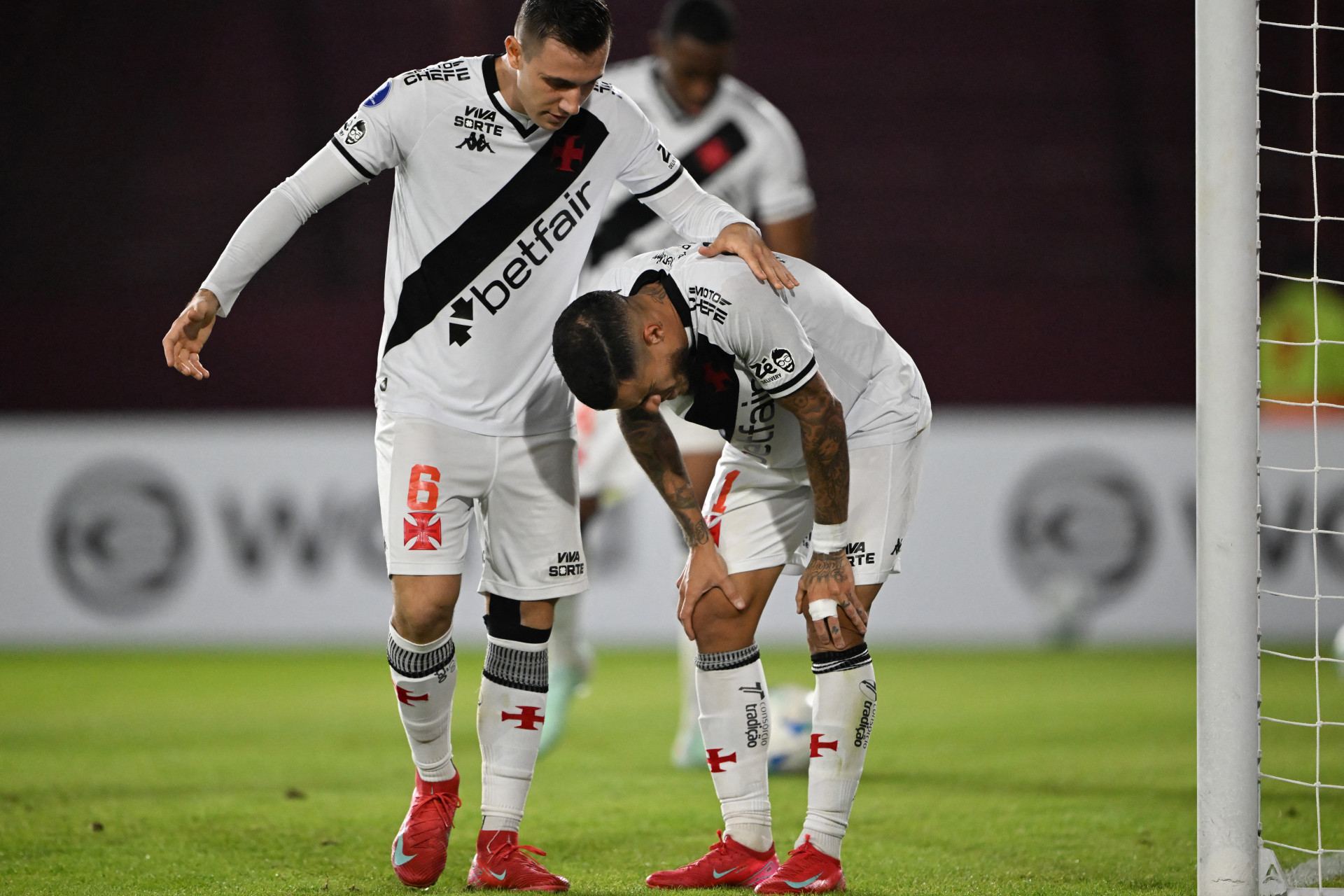 Coutinho lamentou derrota do Vasco para o Lan&uacute;s - Luis Robayo / AFP