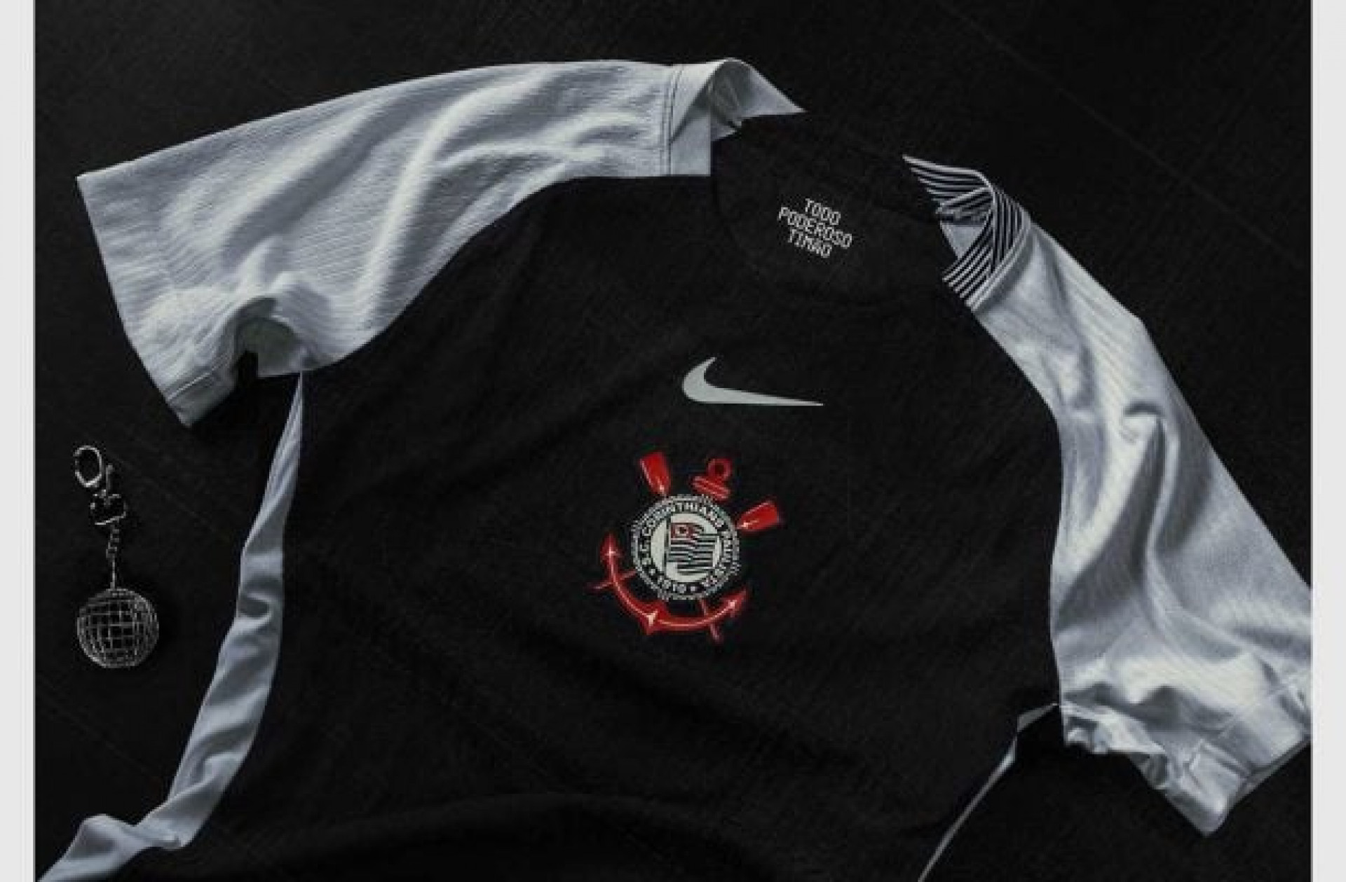 Corinthians divulga imagens de sua camisa número 2