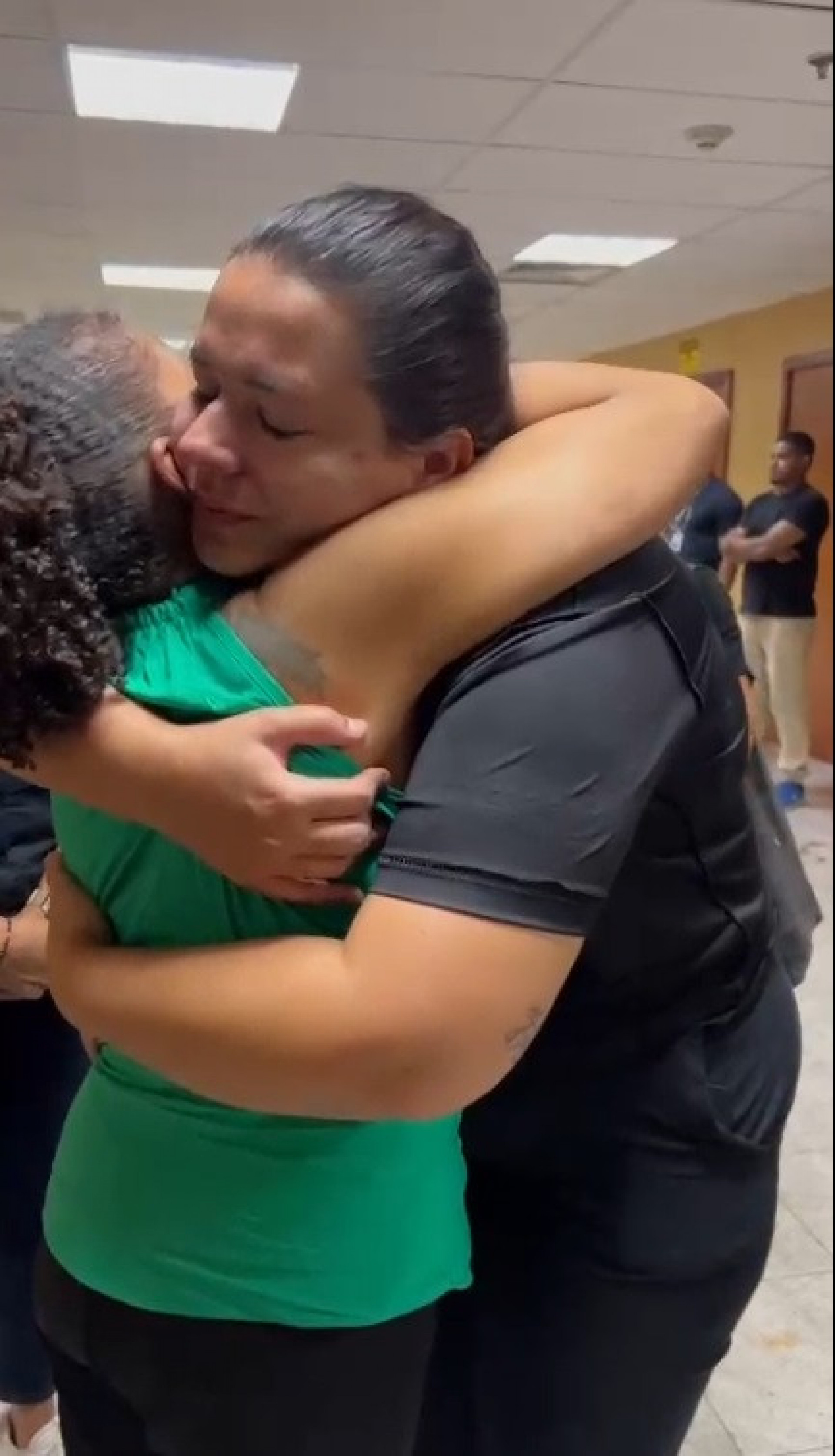 Erica de Jesus é abraçada após a condenação do réu